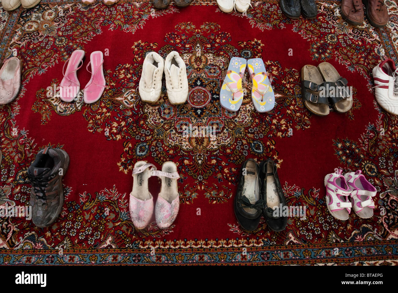 Scarpe su un tappeto orientale Foto Stock