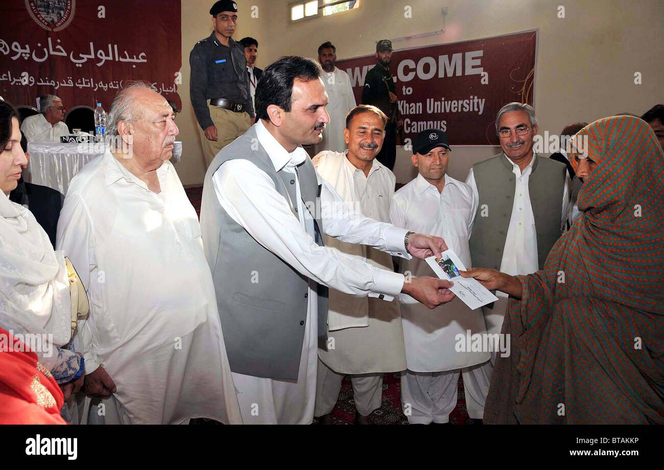 Khyber-Pakhtoonkhawa Chief Minister Amir Haider Khan Hoti distribuisce le carte Watan tra flood affectees durante la cerimonia Foto Stock