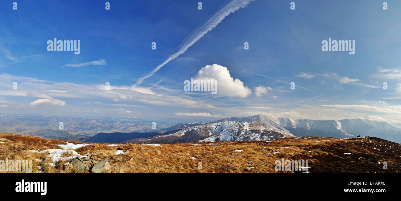 Prime nevicate in montagna panorama Foto Stock