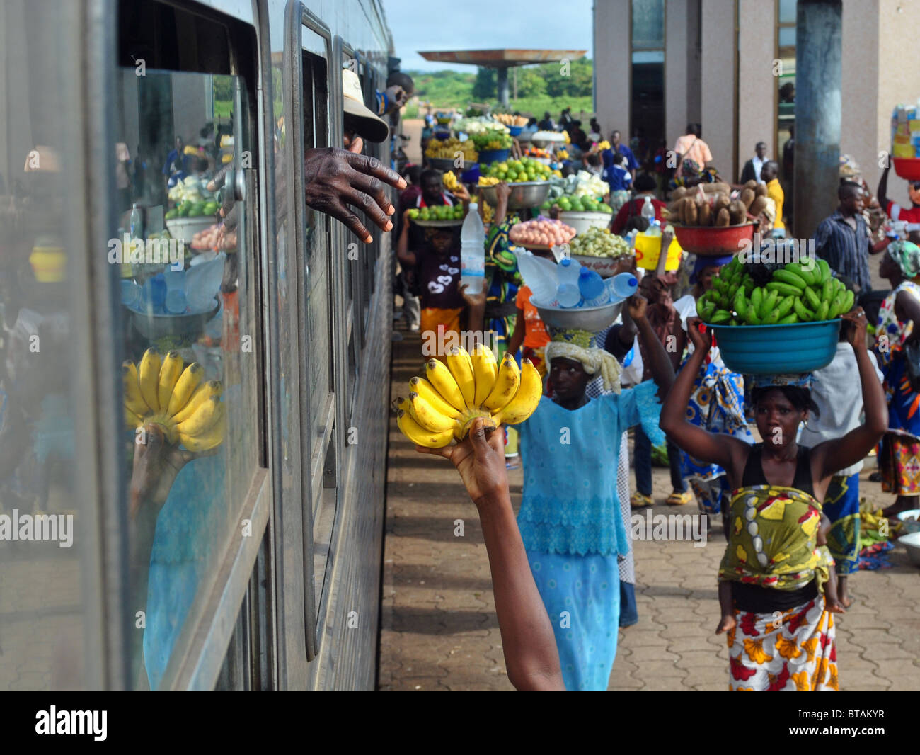 Le donne a vendere il cibo in corrispondenza di una stazione sulla linea ferroviaria da Ouagadougou (Burkina Faso) ad Abidjan (Costa d Avorio) Foto Stock
