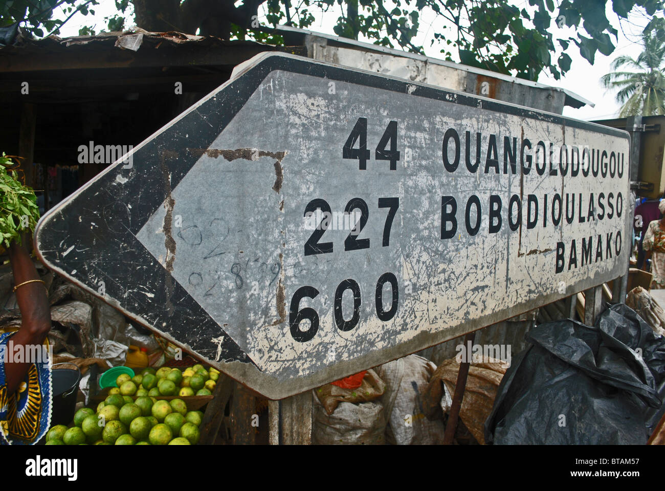 Segno posto a Ouangolodougou, Bobo Dioulasso e Bamako, nella città di Ferkessedougou nel nord della Costa d Avorio, Africa occidentale Foto Stock