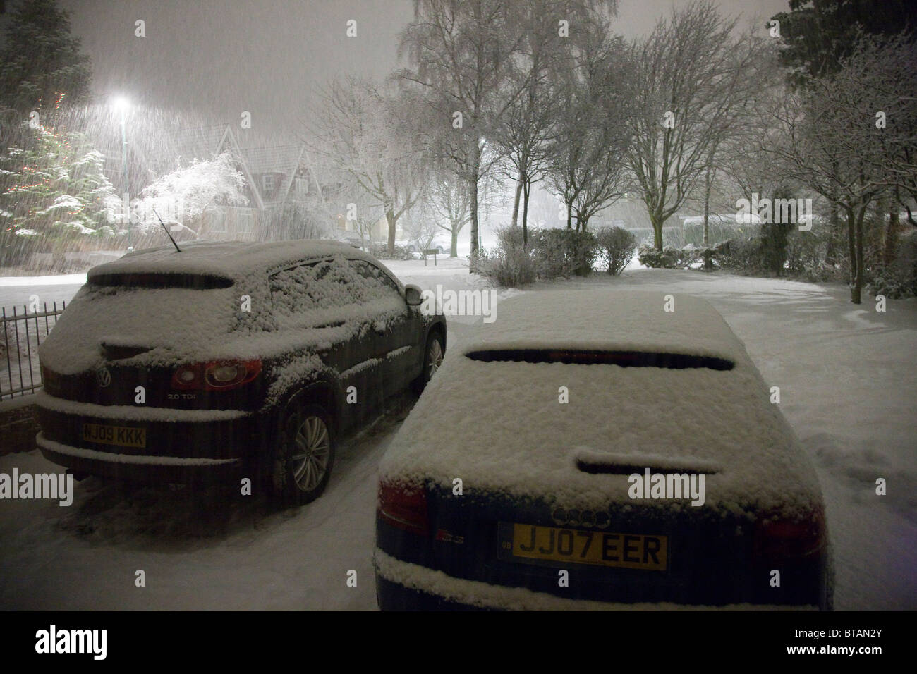 Tempesta di neve in Suburbia, nell Inghilterra del Nord Foto Stock