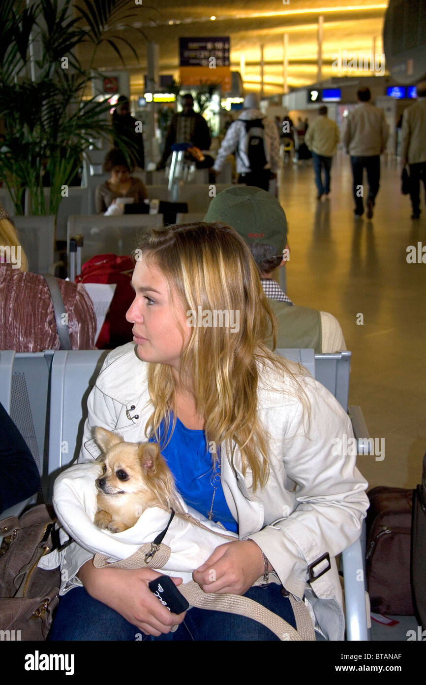 Donna che viaggiano con un cane di piccola taglia in Parigi-Charles de Gaulle di Parigi, Francia. Foto Stock