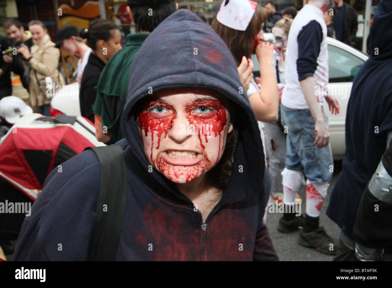 Zombie a piedi street sangue finto Foto Stock