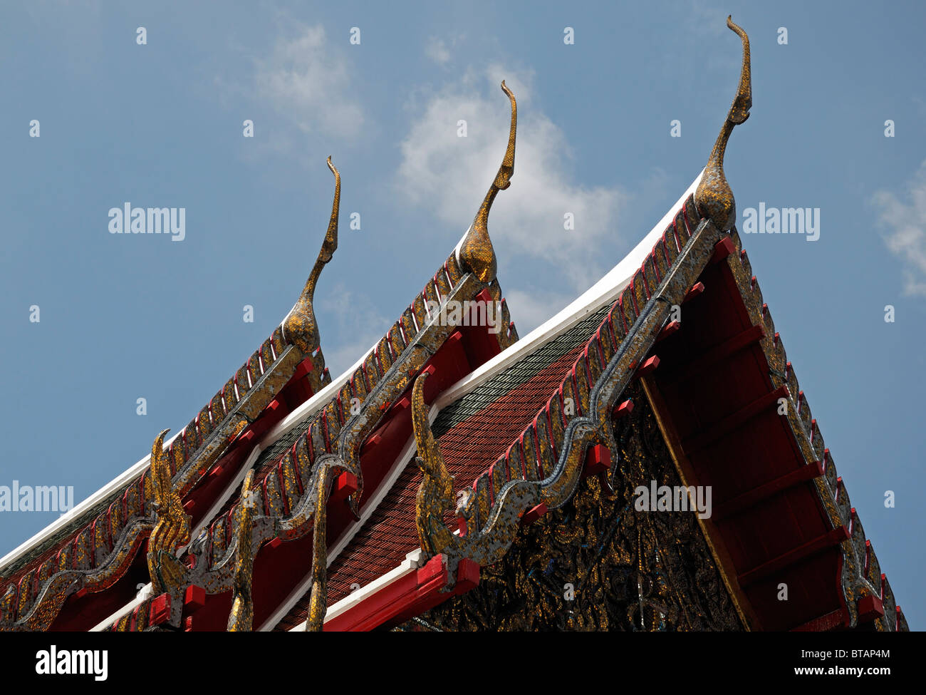 Il Wat Arun tempio dell'alba bangkok thailandia Chofahs bird-come decorazioni sul tetto del tempio Foto Stock