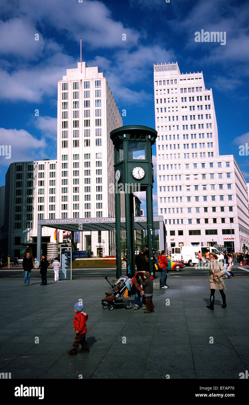 Centro storico di pre-guerra di semaforo e Beisheim Center a Potsdamer Platz nella capitale tedesca di Berlino. Foto Stock