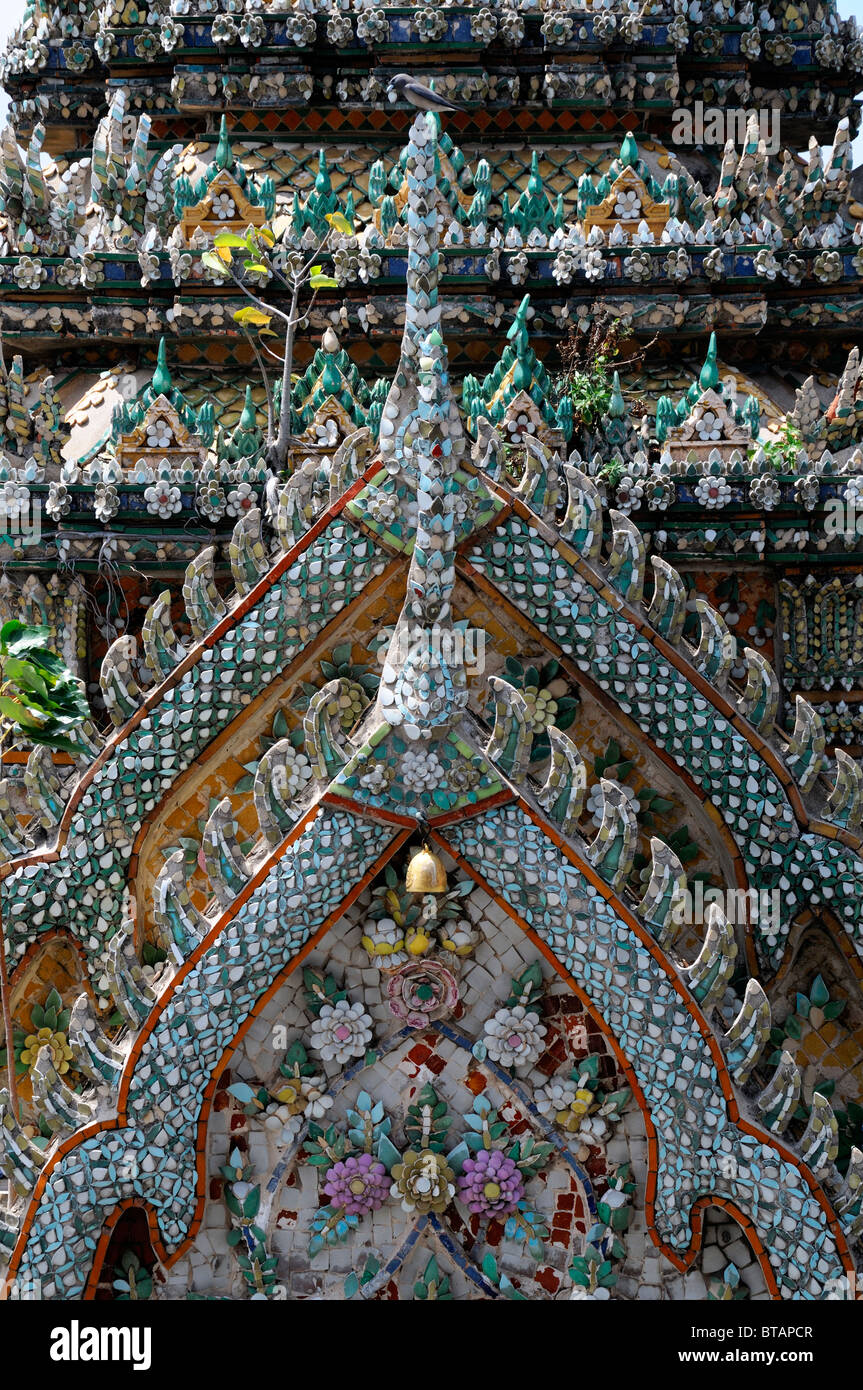 Il Wat Arun tempio dell'alba Bangkok in Thailandia decorazione ornati prang Wat Arun arte Foto Stock