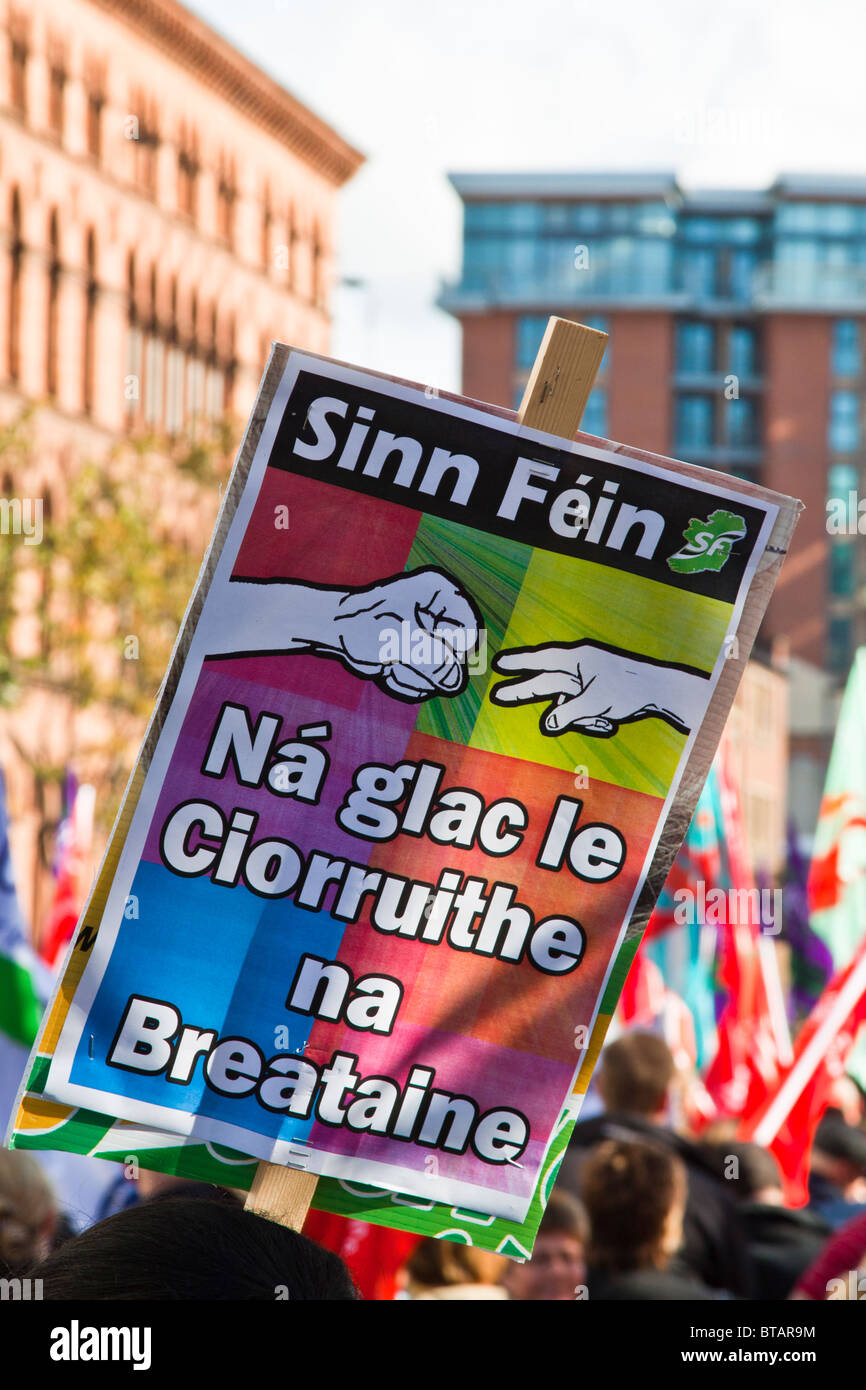 Dimostrazione Belfast contro il governo taglia. Sinn Fein sulla targhetta Foto Stock