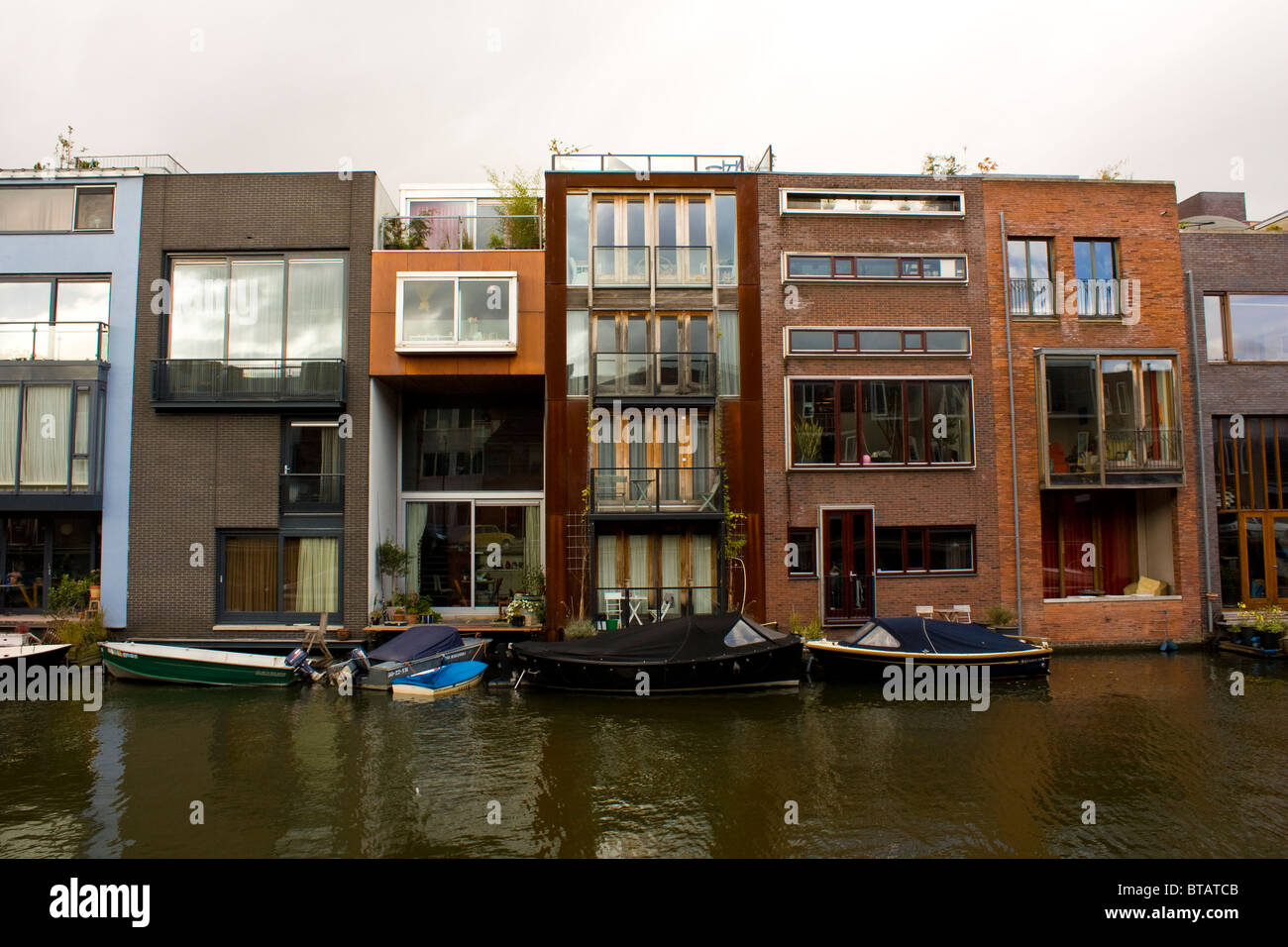 Architettura unica in Scheepstimmermanstraat, Amsterdam. Case a schiera con tutte le diverse facciate moderne Foto Stock