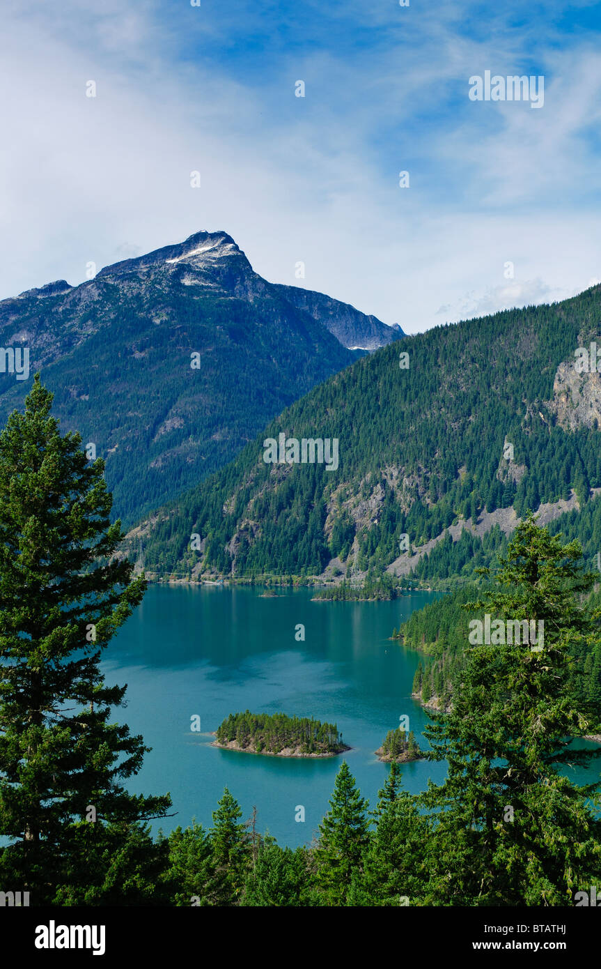 Diablo Lago e Davis Peak da Diablo si affacciano sul lago, Ross Lake National Recreation Area, North Cascades, Washington. Foto Stock