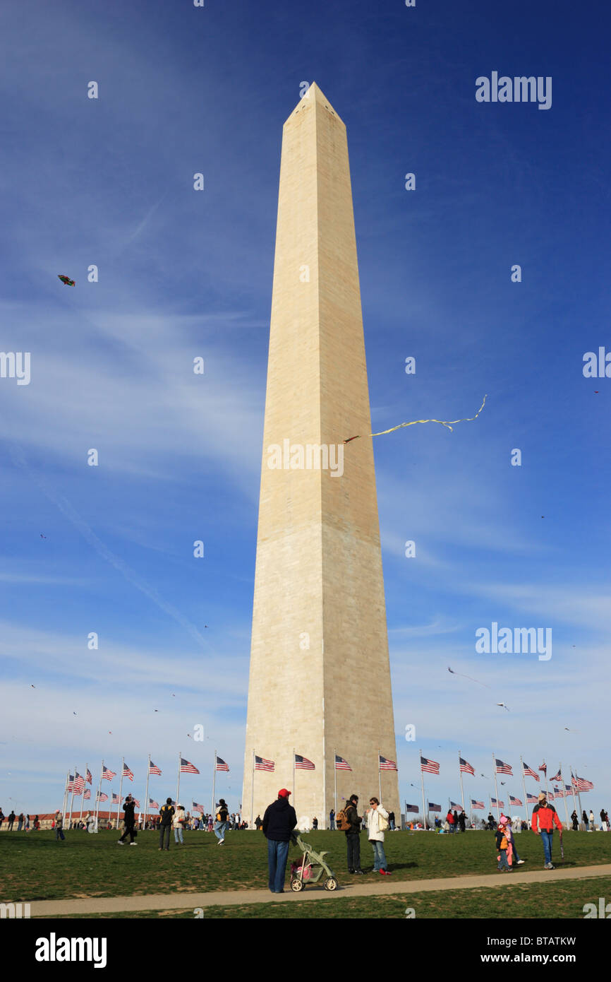 Vista la molla del monumento di Washington con kite volantini e turisti. Foto Stock