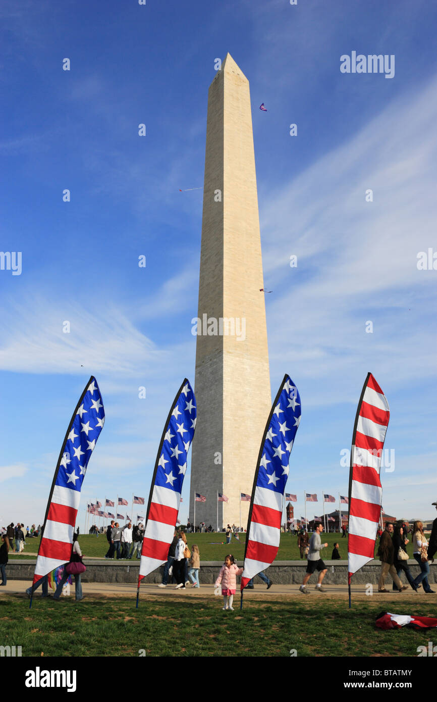 Vista la molla del monumento di Washington con la bandiera americana banner a tema. Foto Stock