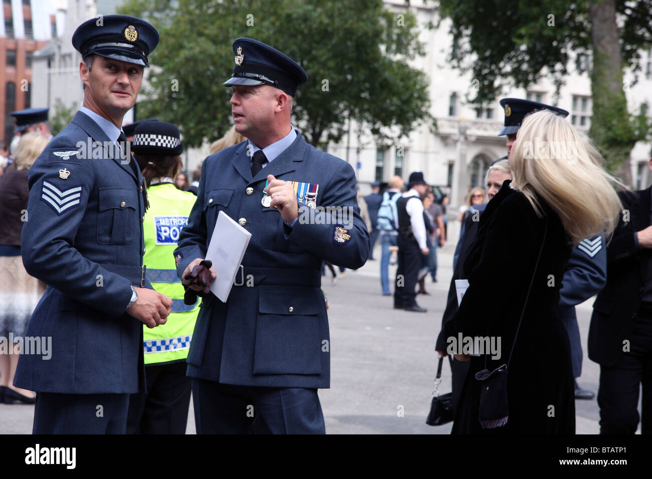 Inglese i soldati in uniforme tradizionale accanto alla chiesa di Westminster dopo una cerimonia Foto Stock