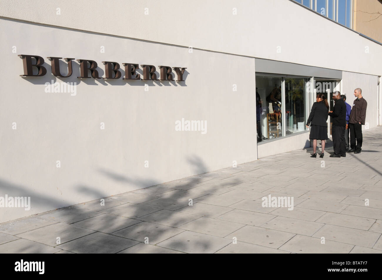 Gli amanti dello shopping a Burberry outlet store a Hackney, a est di Londra,  Regno Unito Foto stock - Alamy