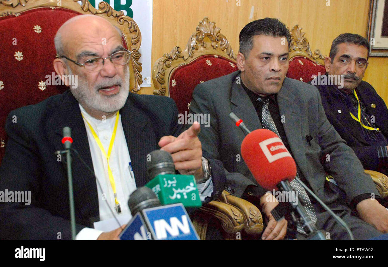 Nazionale Comitato paralimpico di presidente, Tariq Mustafa gesti durante la conferenza stampa al club della stampa a Islamabad Foto Stock