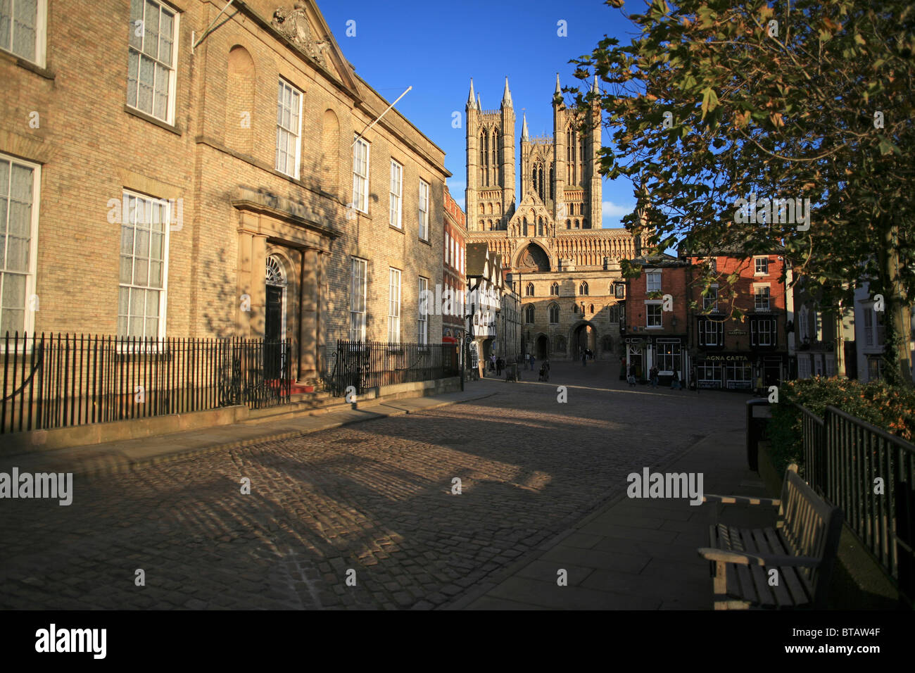 Drammatico fronte ovest della Cattedrale di Lincoln e scacchiere gate vista da Castle Hill nel tardo pomeriggio di sole. Foto Stock