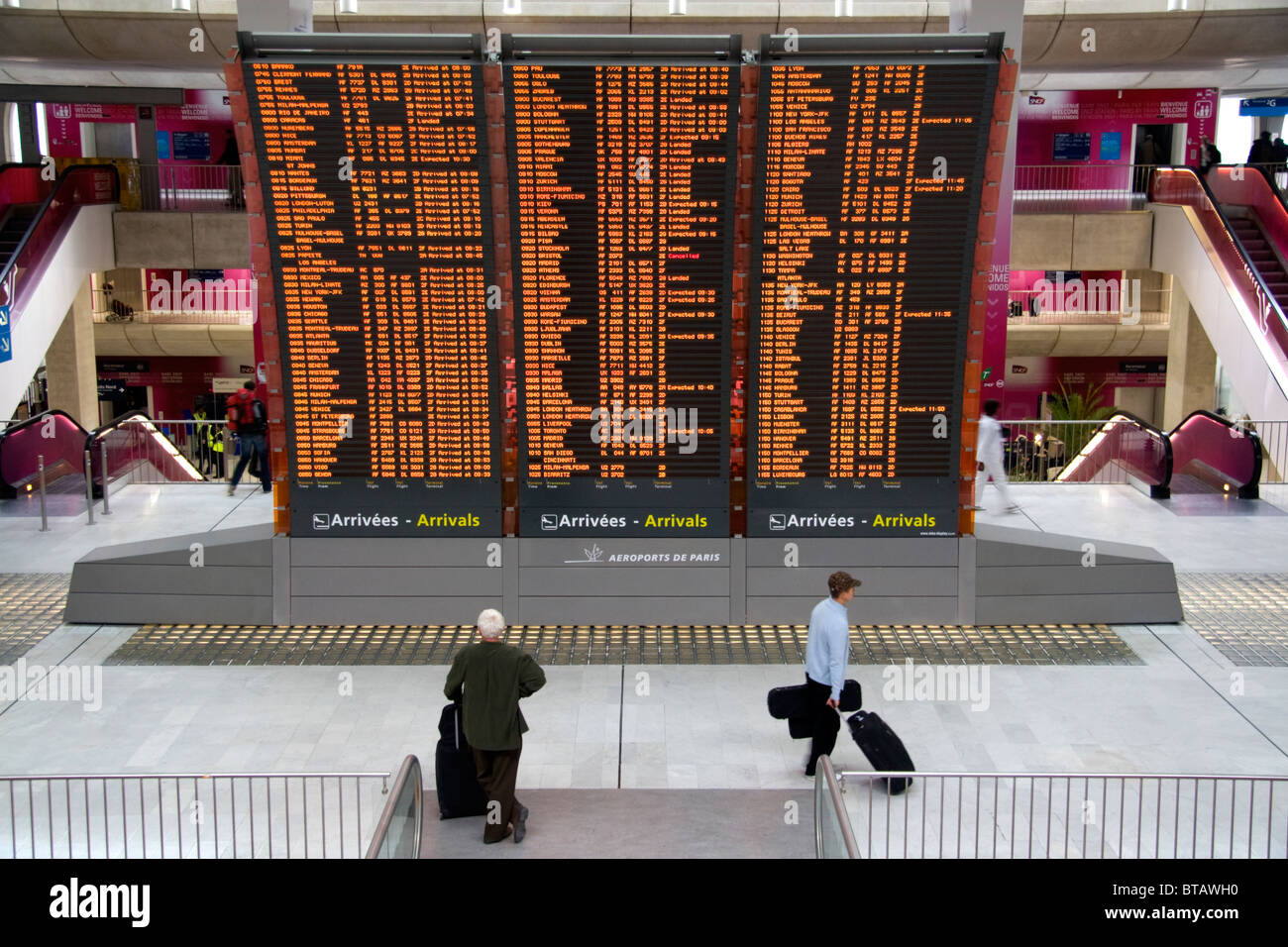 Scheda di partenza situato nella Parigi Charles de Gaulle Aeroporto di Parigi, Francia. Foto Stock