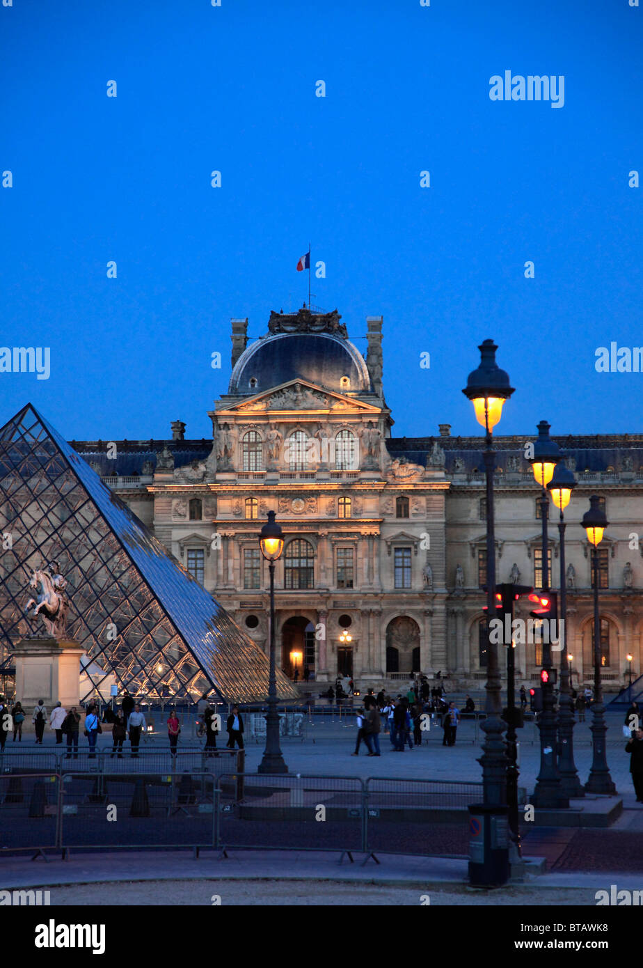 Francia, Parigi Louvre, Palace, museo, Pyramide, Foto Stock