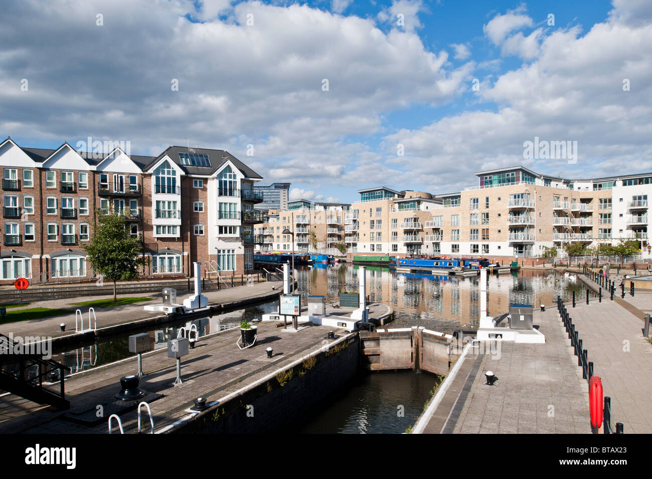 Sviluppo moderno da Brentford Lock, London, Regno Unito Foto Stock