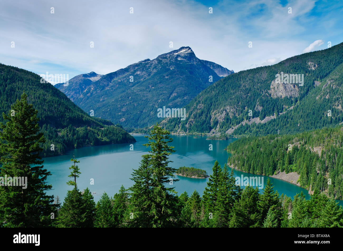 Diablo Lago e Davis picco, da Diable lago si affacciano, Ross Lake National Recreation Area, North Cascades, Washington. Foto Stock