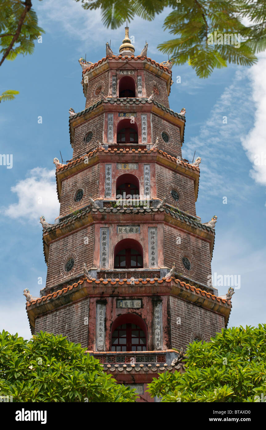 Phuoc Duyen torre in Thien Mu Pagoda in città imperiale di Hue, Vietnam del Nord Foto Stock