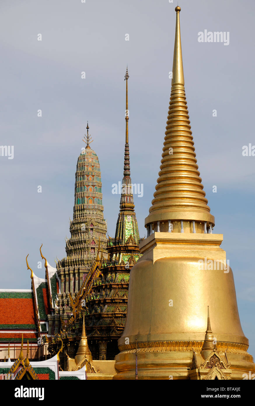 Il Grand Palace di Bangkok in Thailandia il Wat Phra Kaew Tempio del Buddha di Smeraldo Phra Sri Rattana Chedi Phra Chedi Thong Prasart Foto Stock