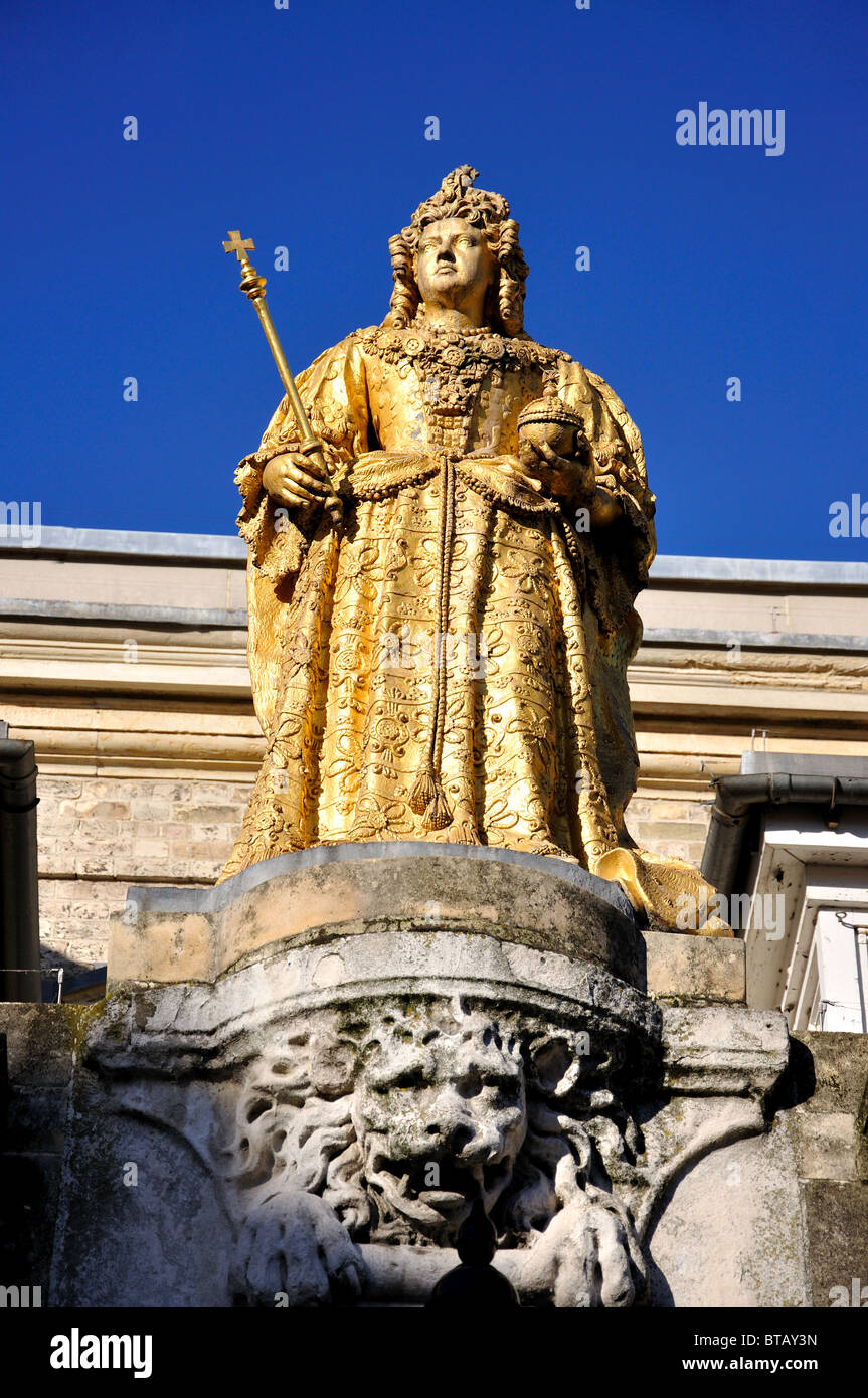 Statua d'oro di Queen Anne sul vecchio Municipio, luogo di mercato, Kingston upon Thames, Greater London, England, Regno Unito Foto Stock