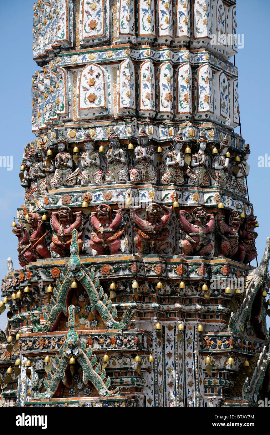 Il Wat Arun tempio dell'alba Bangkok in Thailandia decorazione ornati prang Wat Arun arte Foto Stock