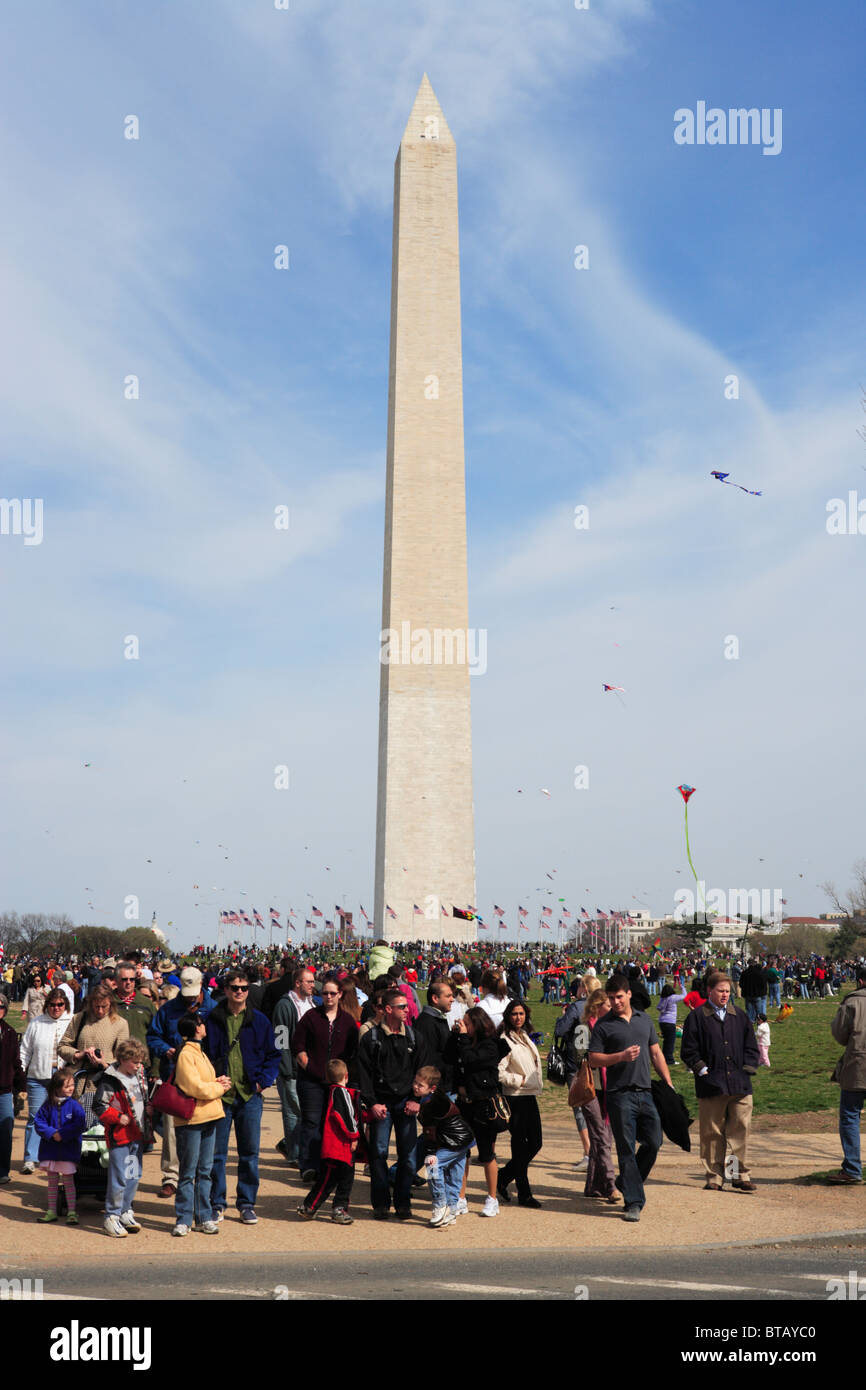 Persone si affollano il National Mall vicino al Monumento di Washington durante il Smithsonian annuale Kite Festival. Foto Stock