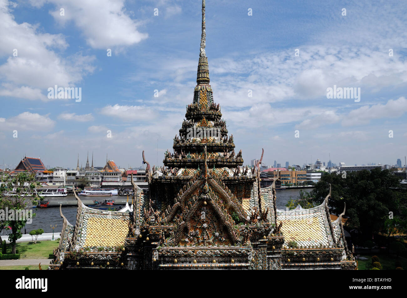 Il Wat Arun tempio dell'alba Bangkok in Thailandia tetto ornato decorazione mondop Foto Stock