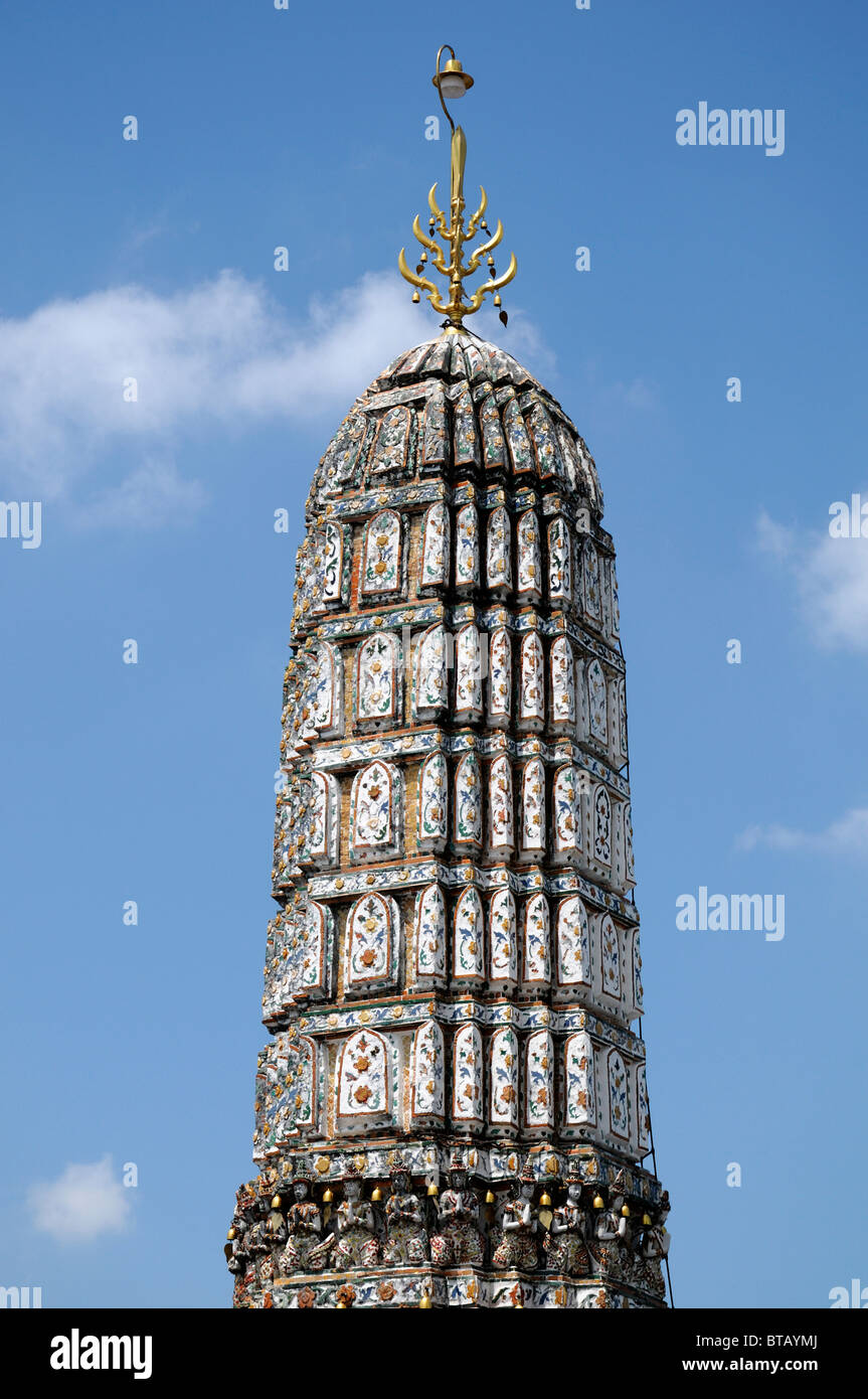 Il Wat Arun tempio dell'alba Bangkok in Thailandia decorazione ornati prang Wat Arun arte Foto Stock