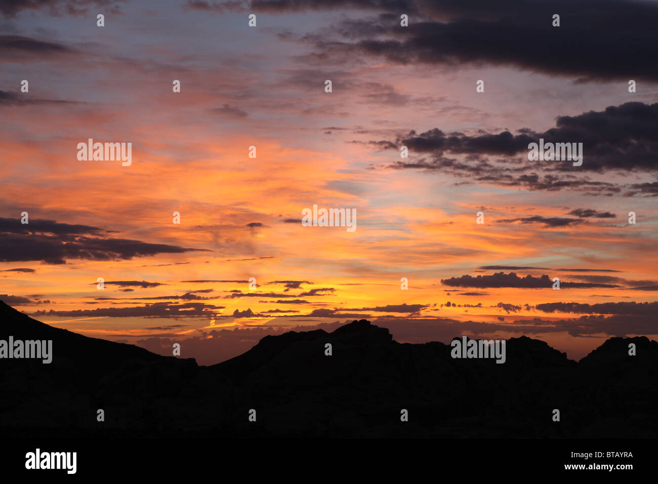 Predawn incandescenza al Nevada il Red Rock National Conservation Area al di fuori di Las Vegas. Foto Stock