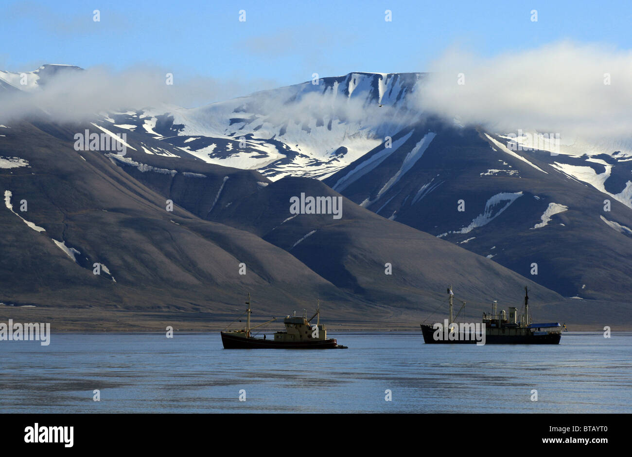 Barche da pesca Adventfjord, Spitsbergen Foto Stock