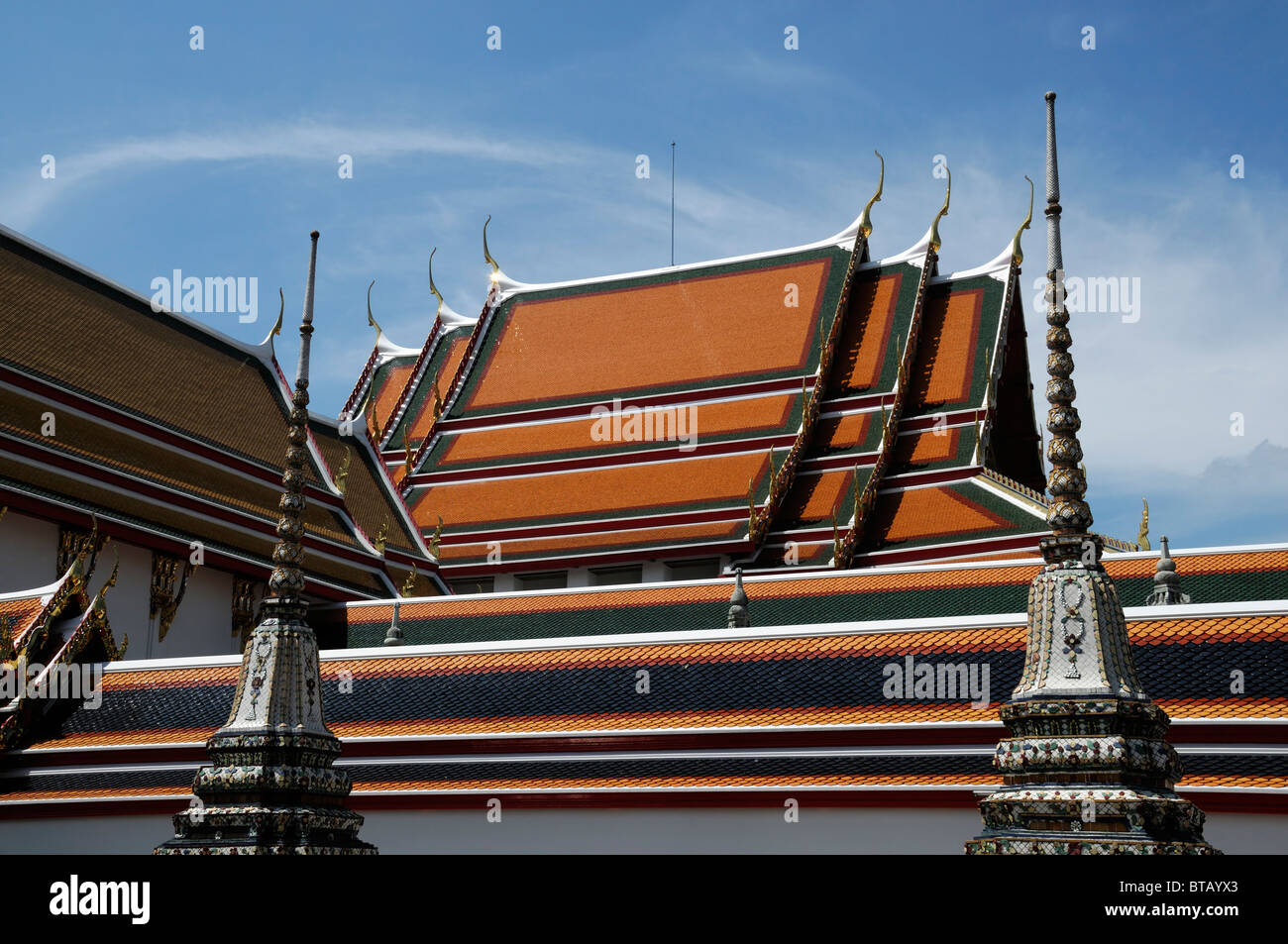 Wat Pho tempio del Buddha reclinato Wat Phra Chetuphon bangkok thailandia arancione tegola di tetto dettaglio Foto Stock