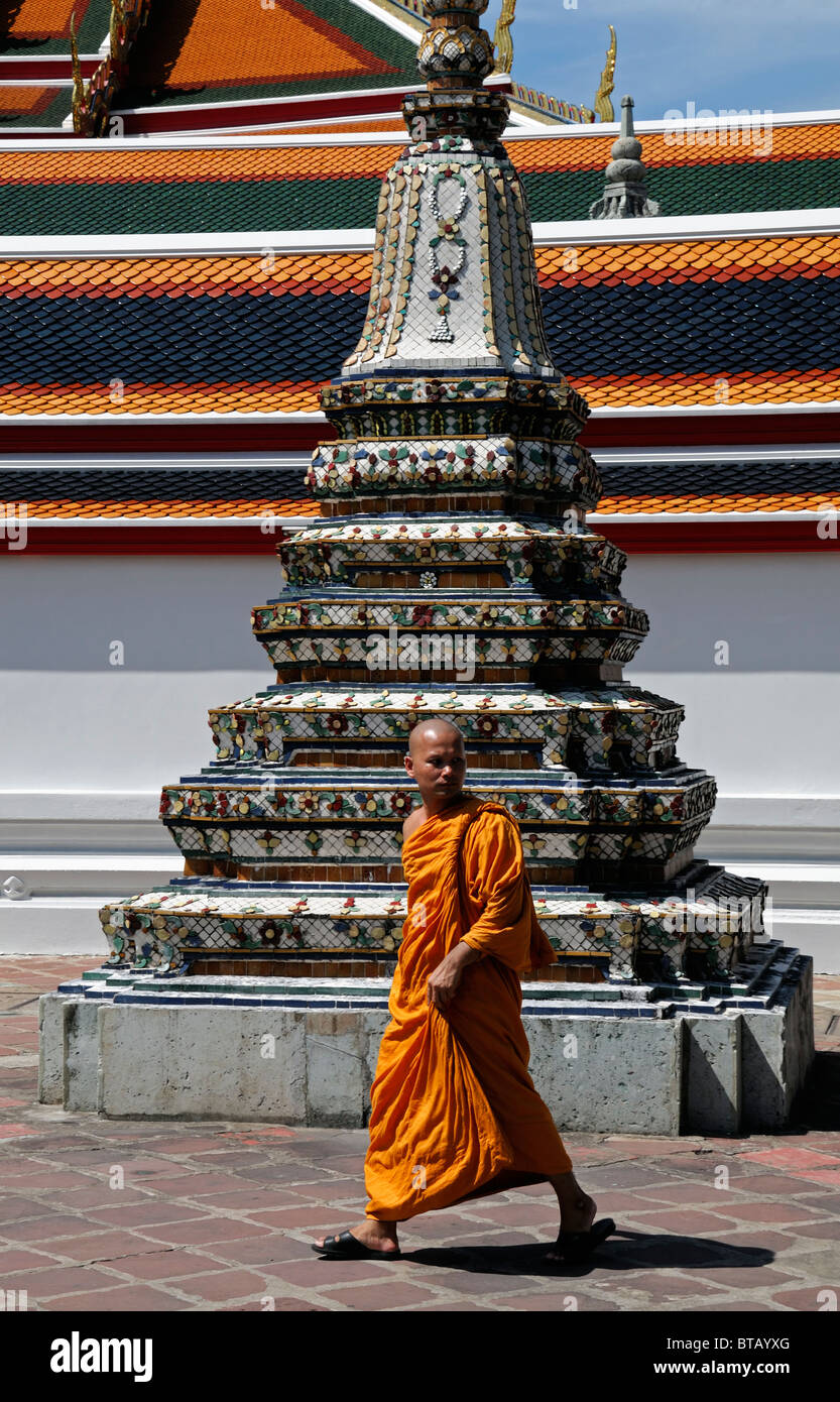 Wat Pho tempio del Buddha reclinato Wat Phra Chetuphon bangkok thailandia monaco tunica arancione stupa Foto Stock