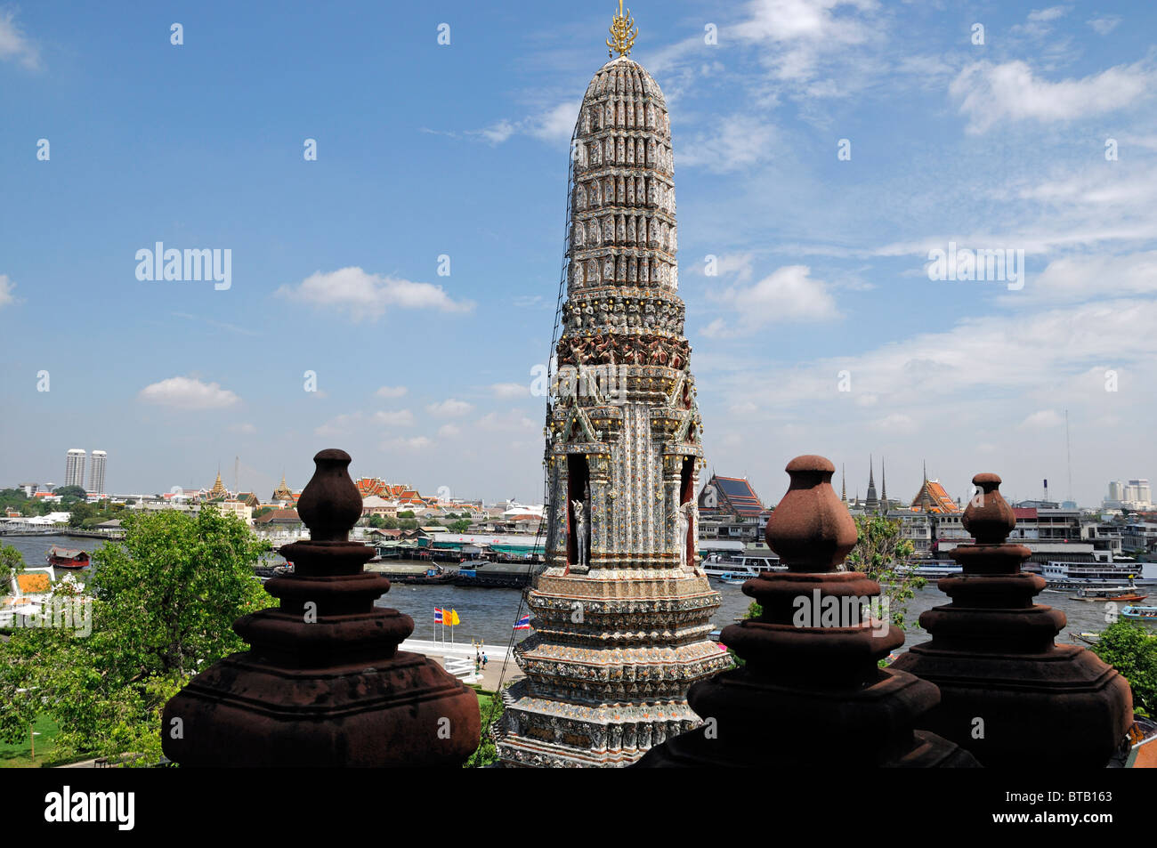 Il Wat Arun tempio dell'alba Bangkok in Thailandia decorazione ornati prang Wat Arun arte Foto Stock