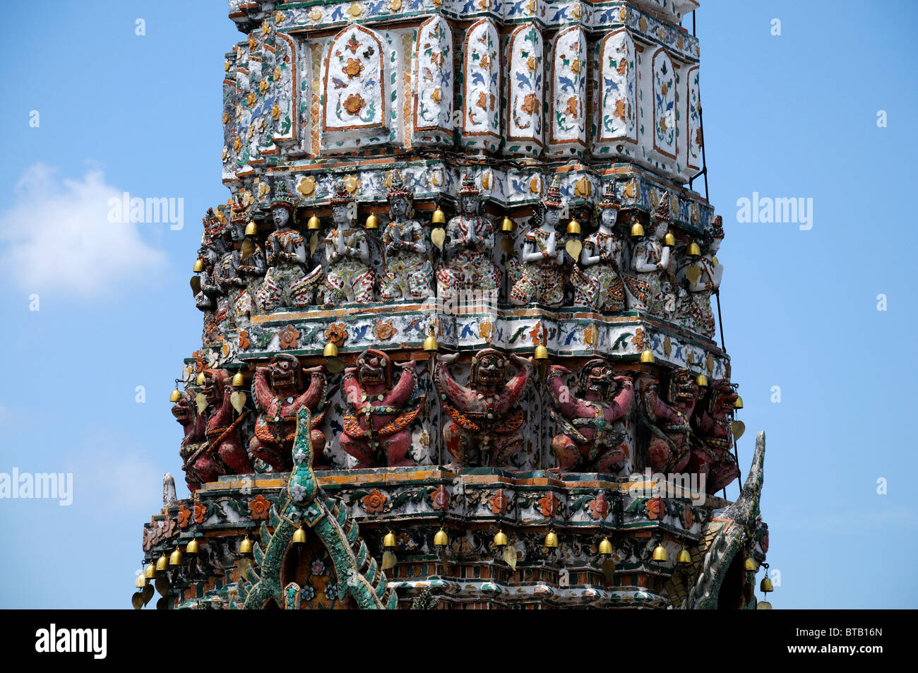 Il Wat Arun tempio dell'alba Bangkok in Thailandia decorazione ornati prang Wat Arun arte Foto Stock