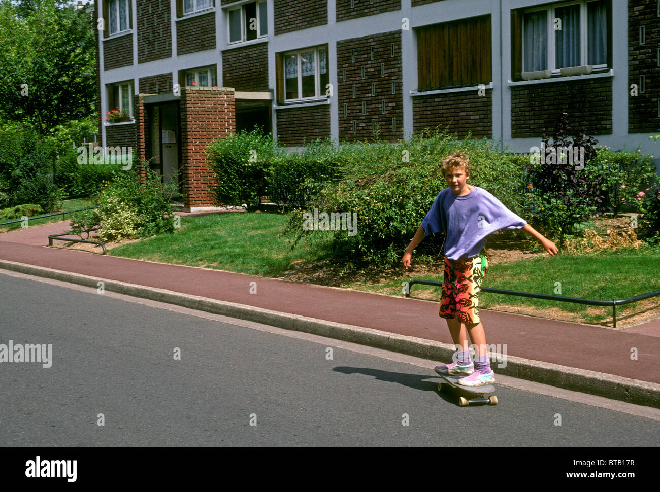 Francese ragazzo, francese, ragazzo, equitazione, skateboard, Verneuil-sur-Seine, Ile-de-France, Francia Foto Stock