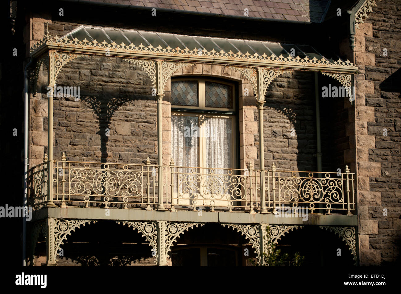 Ornati in ghisa balcone su un epoca vittoriana staccato town house regno unito Foto Stock