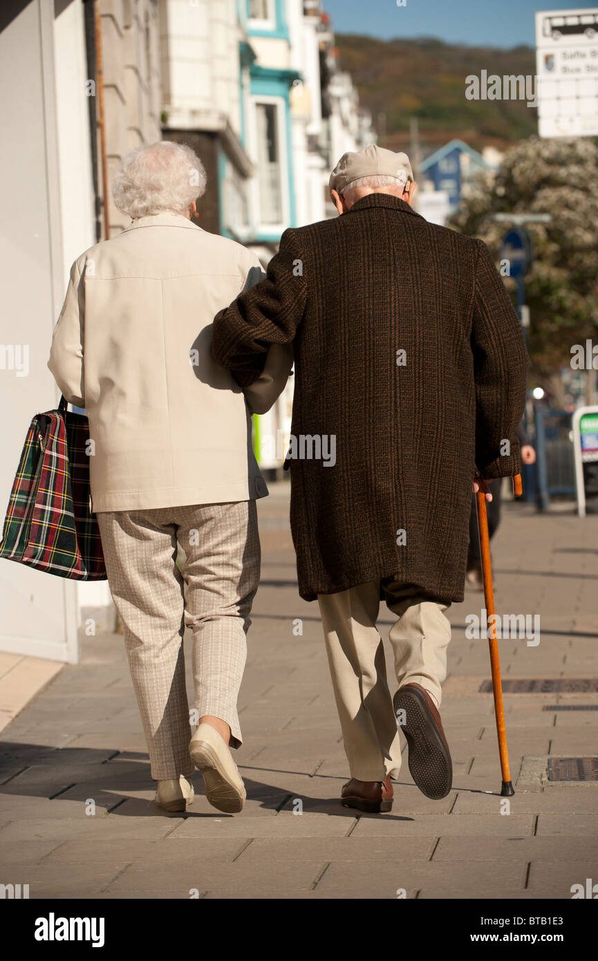 Una vista posteriore di una coppia di anziani camminare a braccetto Foto  stock - Alamy