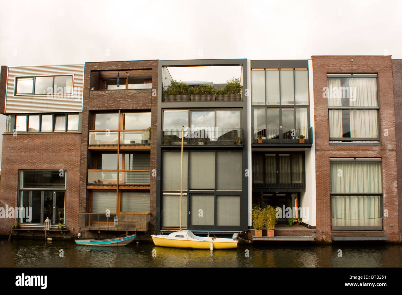 Architettura unica in Scheepstimmermanstraat, Amsterdam. Case a schiera con tutte le diverse facciate moderne Foto Stock