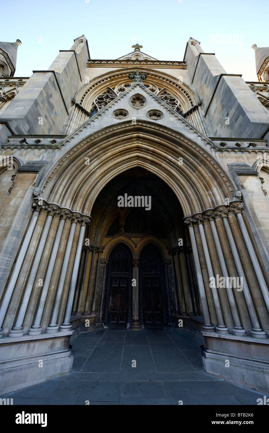 La facciata ovest e lo sportello anteriore di St Albans Cathedral in Early Morning Light Foto Stock