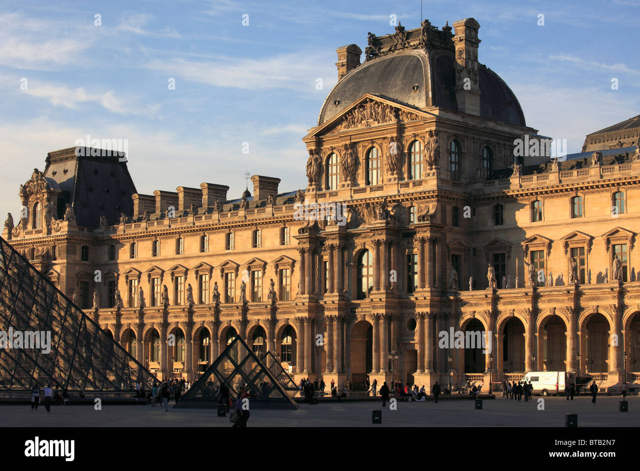 Francia, Parigi Louvre Palace, museo, Cour Napoléon, Pavillon Richelieu, Foto Stock
