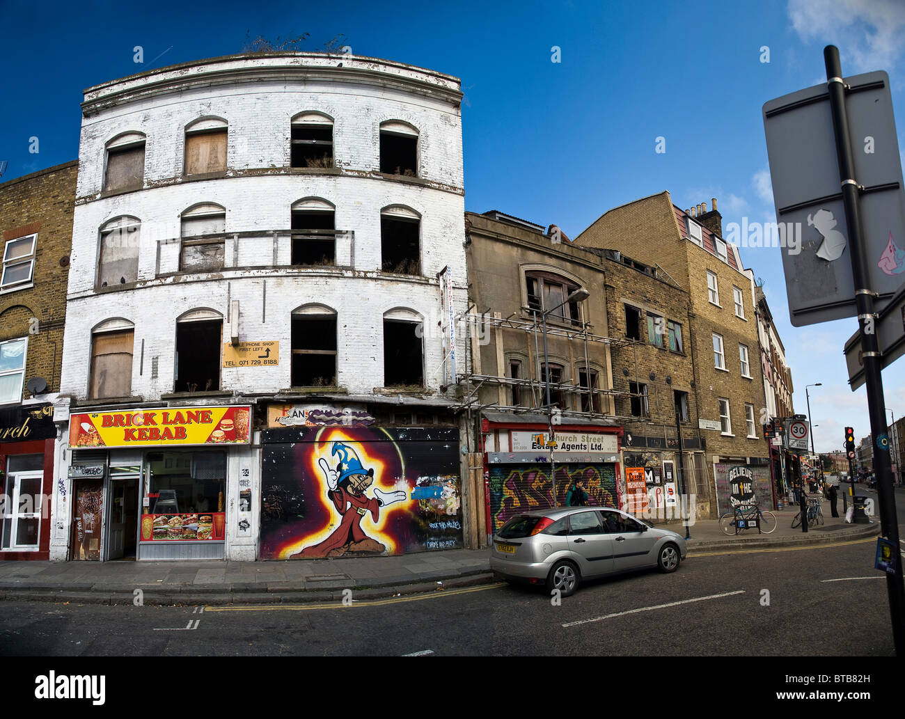 Edifici fatiscenti in Redchurch Street presso la confluenza di Bethnal Green Road e Brick Lane, London, Regno Unito Foto Stock