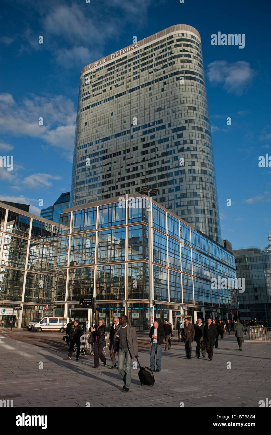 Parigi Francia, sede centrale dell'edificio Avenue Champs Elysees, Night  Bank (ex CCF Bank, ora LVMH) Vista angolare bassa Foto stock - Alamy