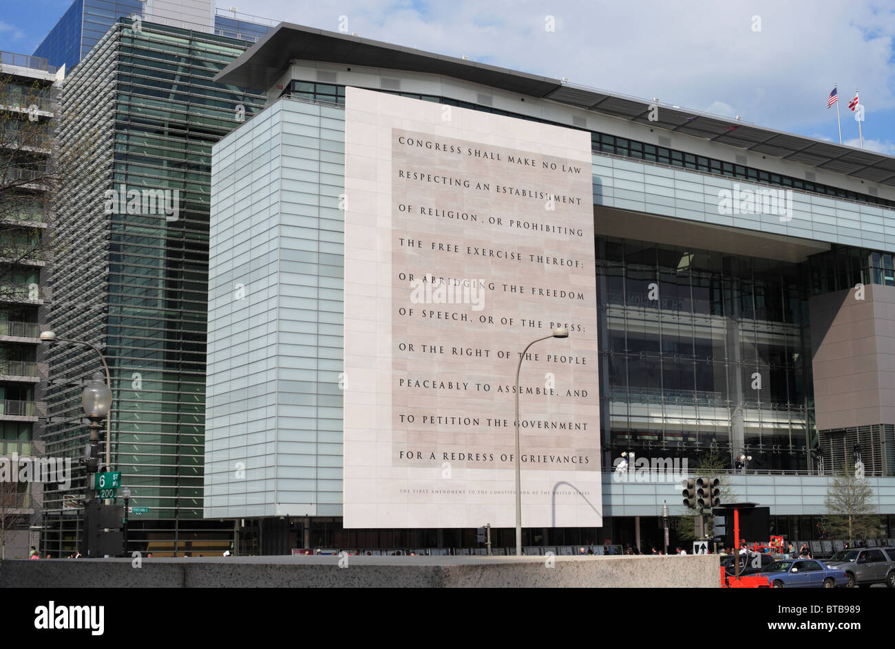La facciata della Newseum di Washington DC che mostra un iscrizione del Primo Emendamento della Costituzione degli Stati Uniti. Foto Stock