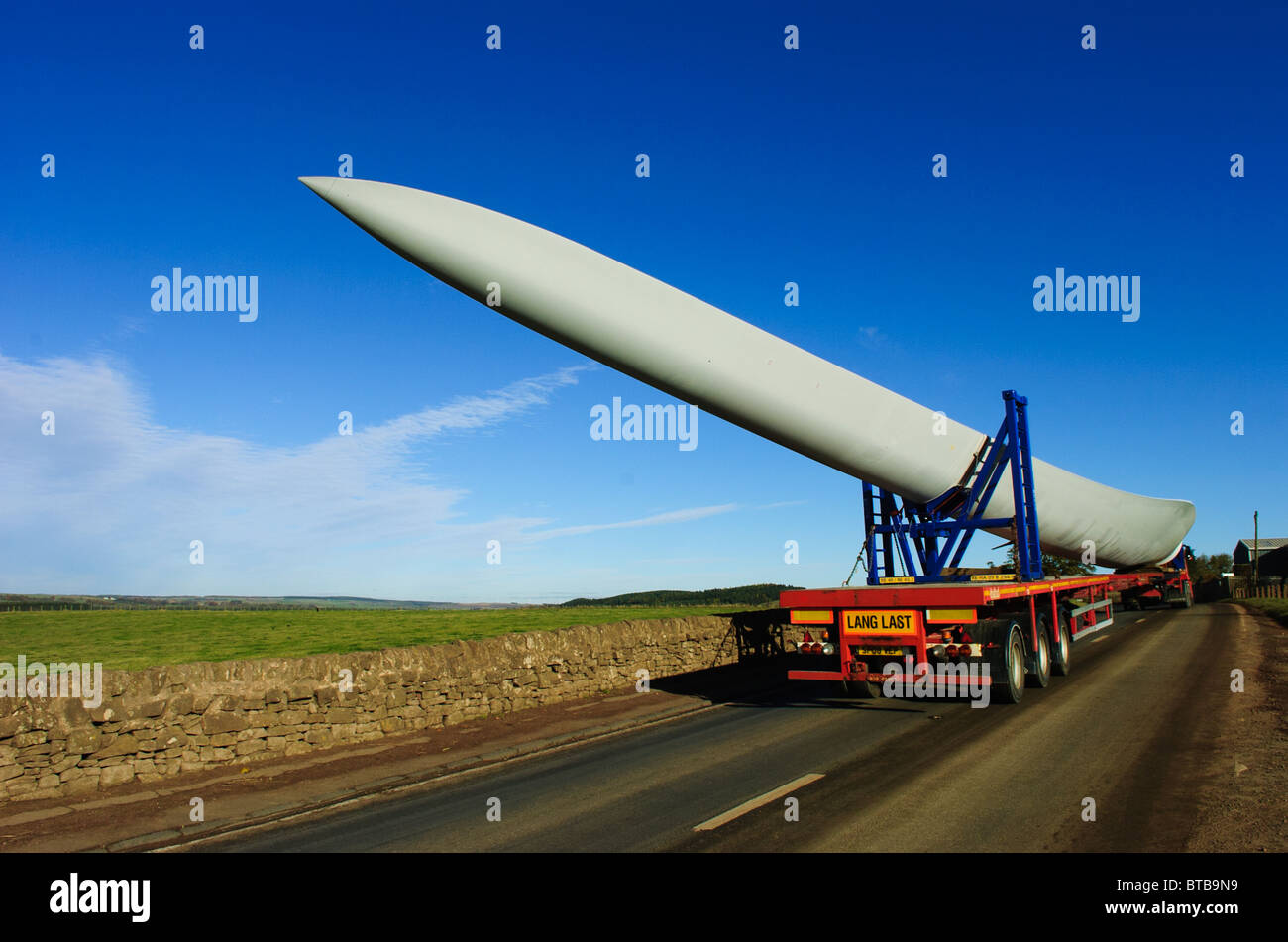 Lame gigante per una turbina eolica di essere trasportati su strada in South Lanarkshire, Scozia Foto Stock