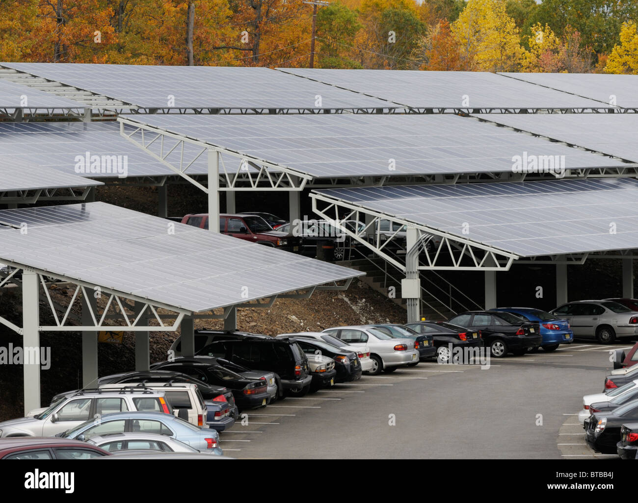 Energia solare array in una università parcheggio, William Paterson University, NJ Foto Stock