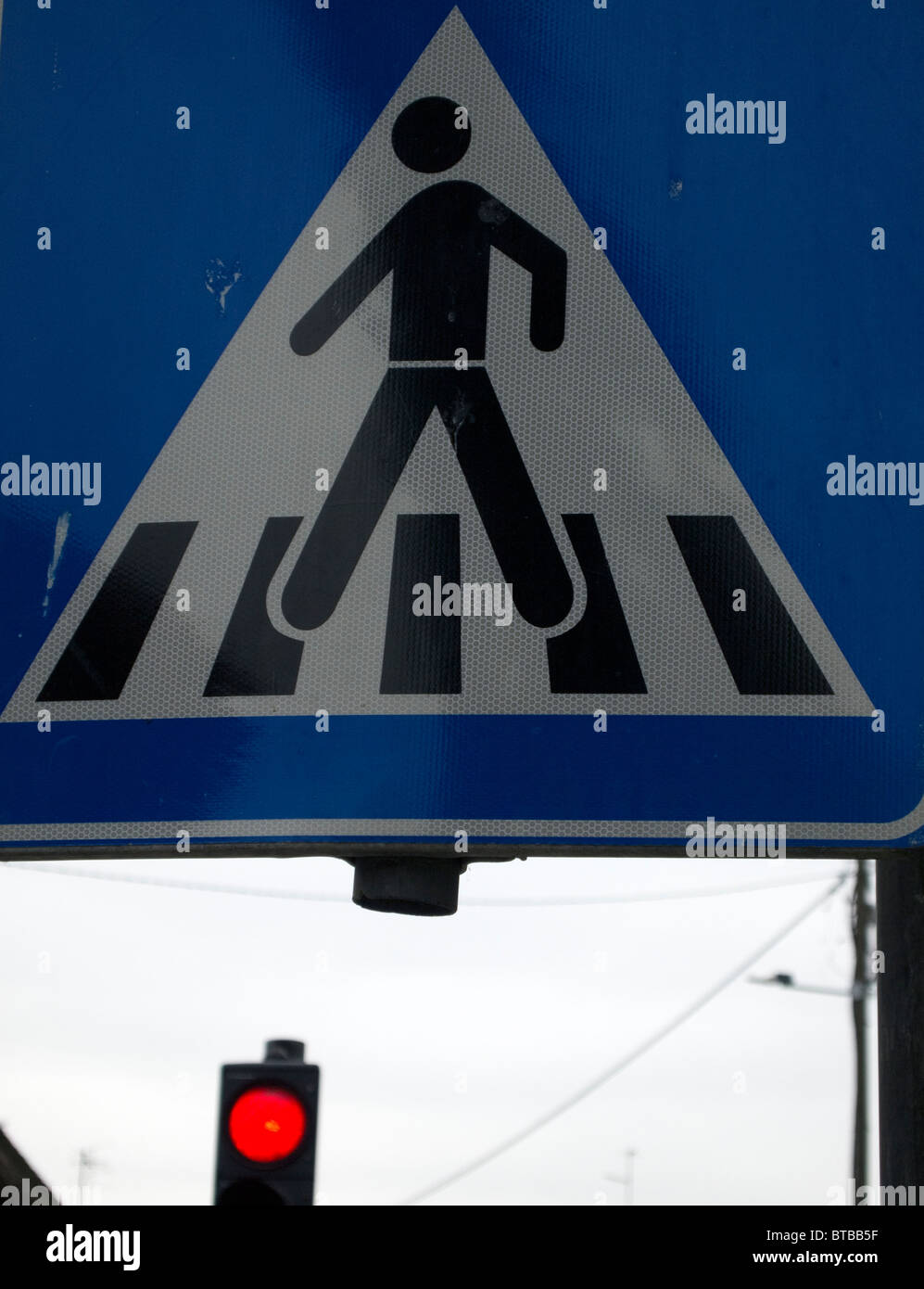 Segno di traffico e rosso sul semaforo Foto Stock