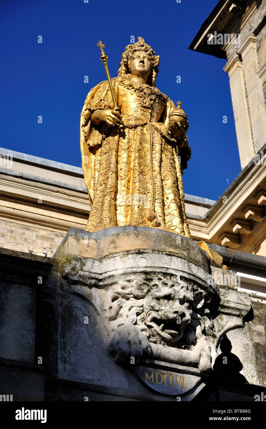 Statua d'oro di Queen Anne sul vecchio Municipio, luogo di mercato, Kingston upon Thames, Greater London, England, Regno Unito Foto Stock